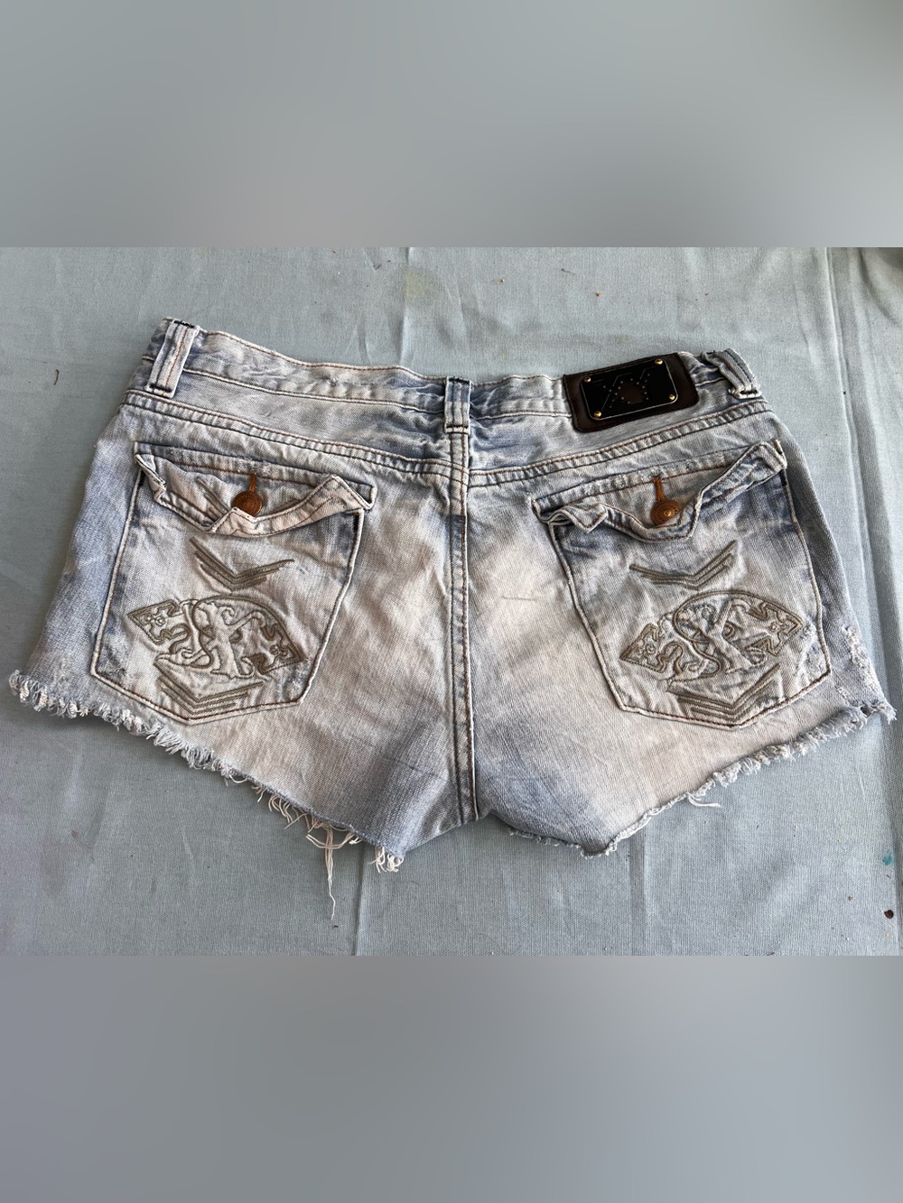 X-Ray Women Blue Denim Shorts Sz 34 Distressed Booty Embroidered Back Pocket Vtg - Picture 3 of 8